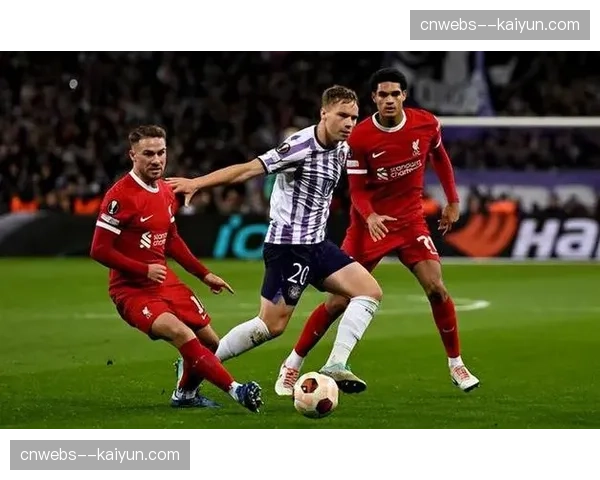 里尔主场3-1逆转图卢兹,下半场变阵4-2-4强攻收获奇效。 里尔主场3-1逆转图卢兹,下半场变阵4-2-4强攻收获奇效。